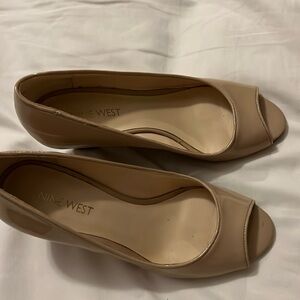 Tan patten leather open toe shoes 👡